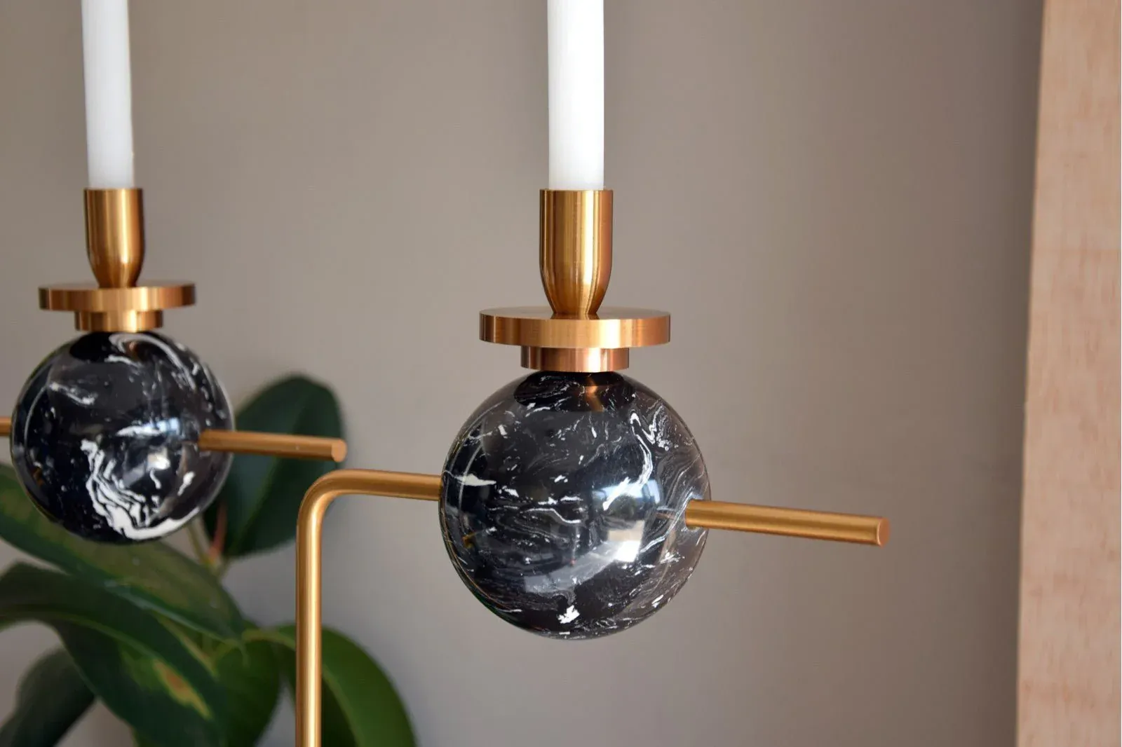 Figura de Candelabro en Metal - Imagen 4